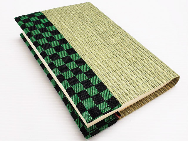 畳表で作ったブックカバー